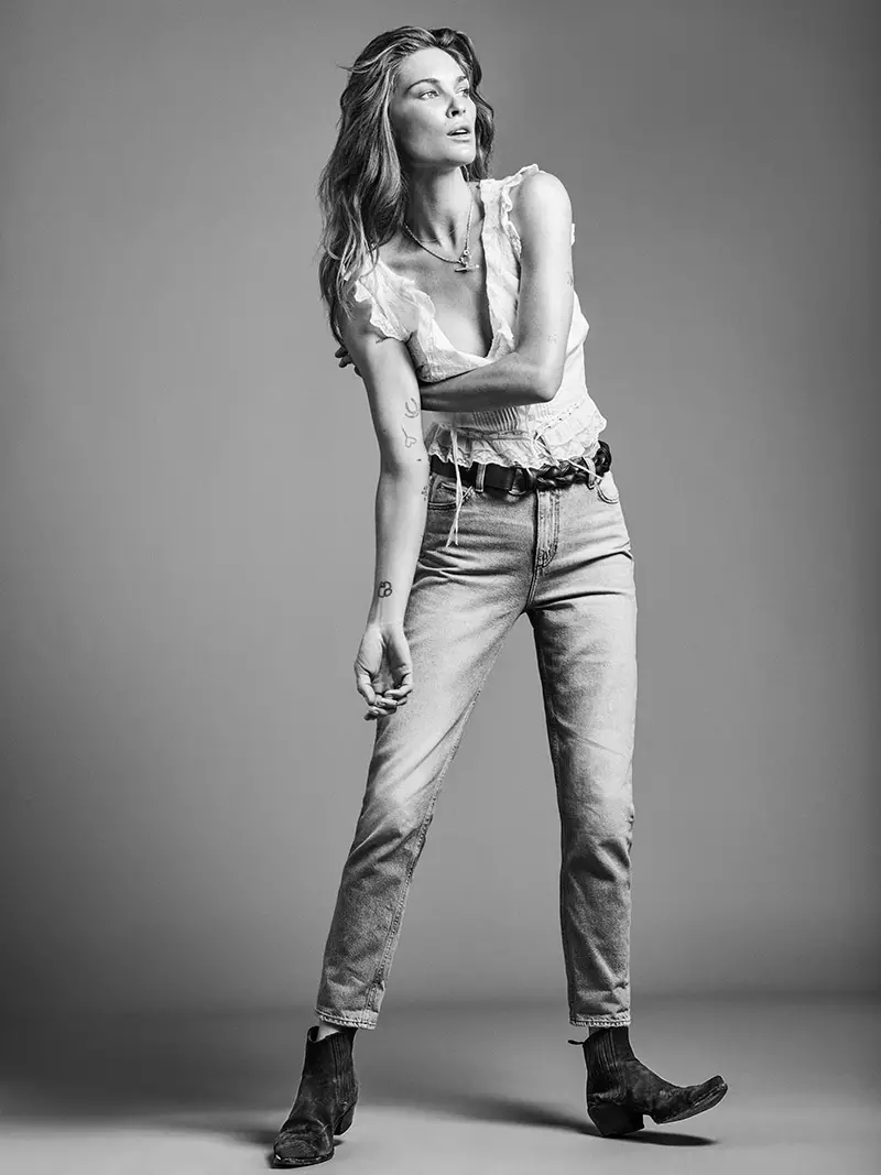 Erin Wasson modela uma regata branca e jeans