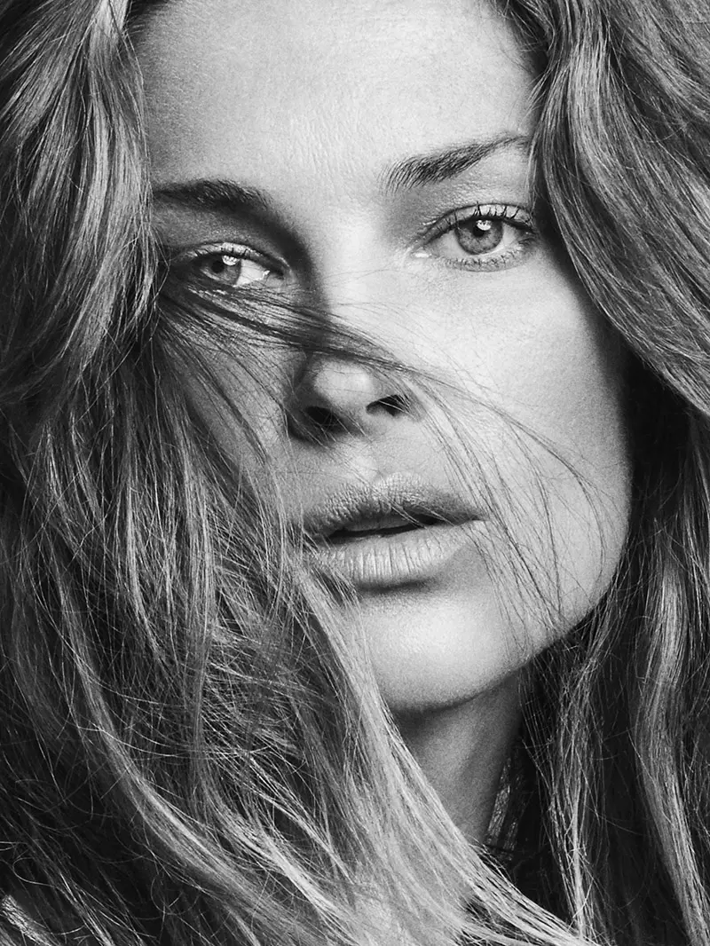 Con i capelli a onde arruffate, Erin Wasson posa per TELVA Magazine