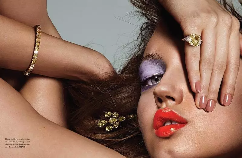 Lindsey Wixson a 10 magazin szerkesztőségében kapja meg a közeli képét