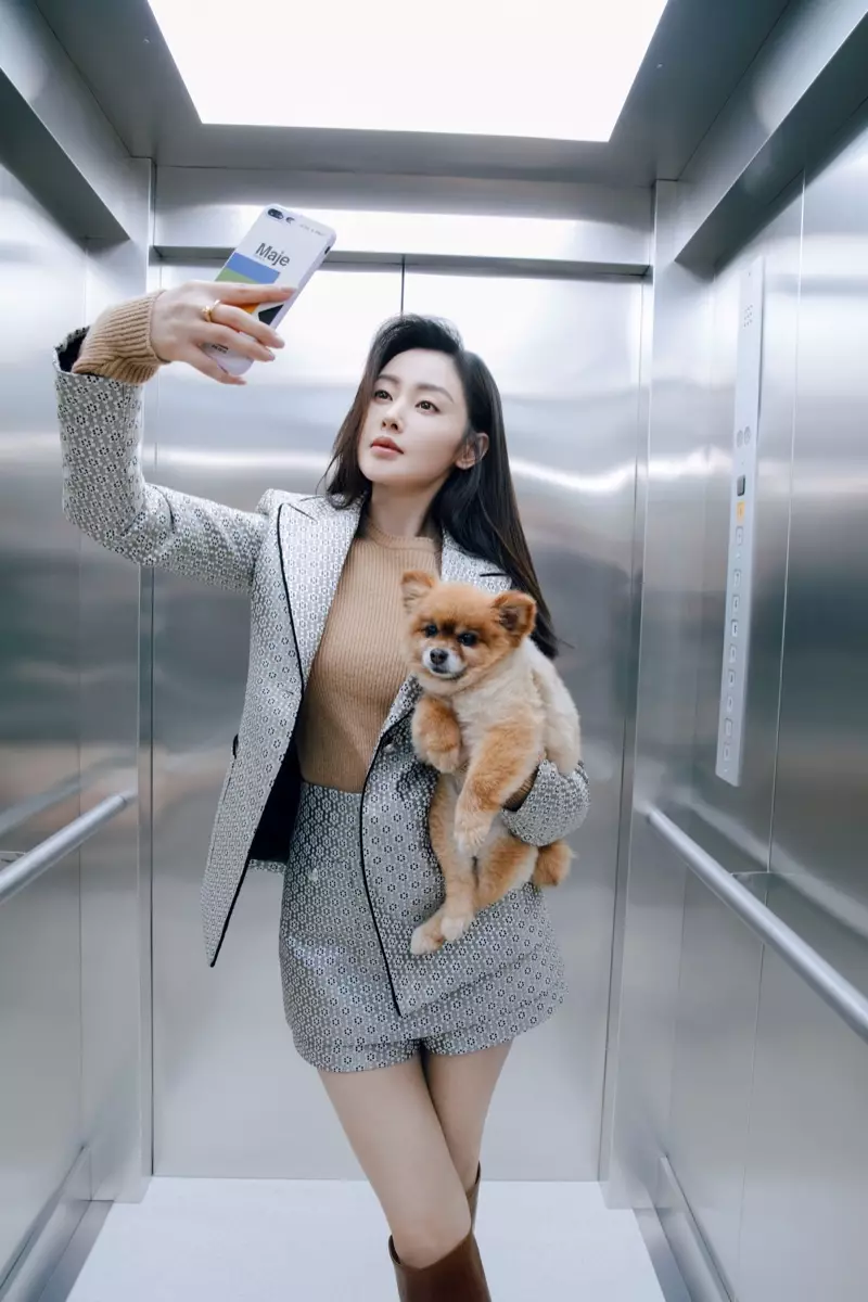 Lina Zhang robi sobie selfie w kampanii Maje jesień-zima 2019