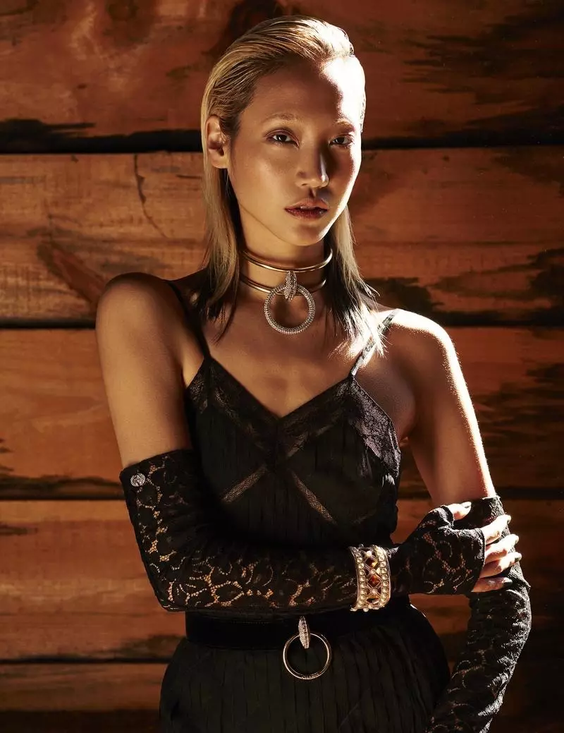 Soo Joo Park e bapala linaleli khatisong ea L'Officiel Thailand ea Phuptjane