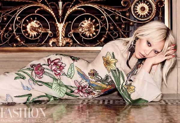 Soo Joo Park Sanye da Edgy Florals don Mujallar FASHION