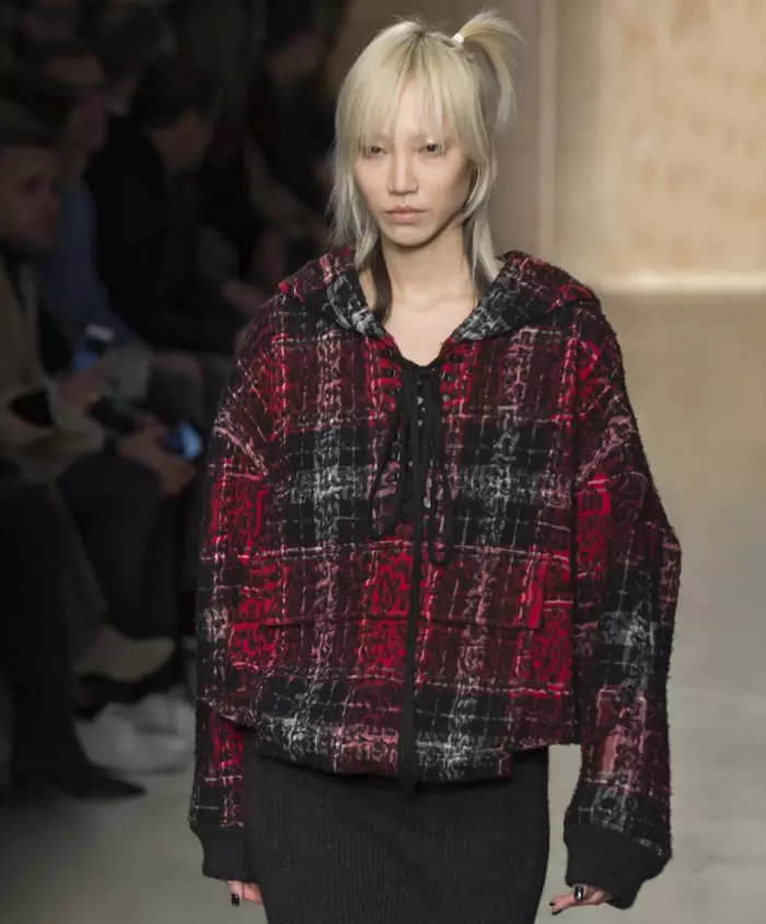 FEBRUAR 2016: Soo Joo Park trëppelt d'Piste bei der DKNY Hierscht-Winter 2016 Show presentéiert während der New York Fashion Week mat engem plaid Sweatshirt. Foto: Ovidiu Hrubaru / Shutterstock.com