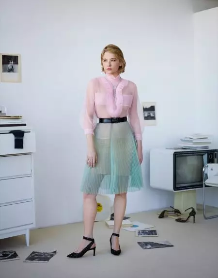 Haley Bennett yn Graces the Pages of Glass Magazine