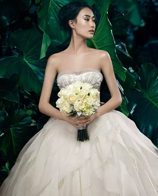 Shu Pei Romantikiĝas por la Printempa Kampanjo 2013 de Vera Wang