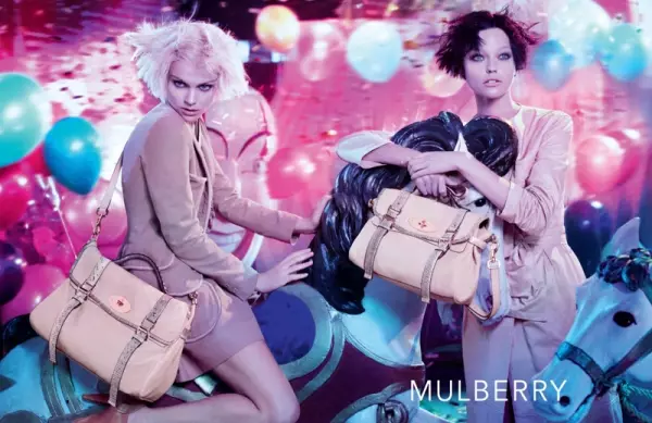 Chiến dịch Mulberry Spring 2010 | Sasha Pivovarova & Viktoriya Sasonkina của Steven Meisel