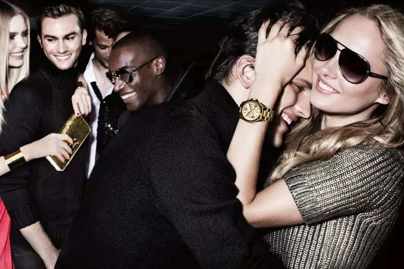 Karmen Pedaru en Shu Pei houden van het nachtleven voor Michael Kors' Holiday 2012-campagne door Mario Testino