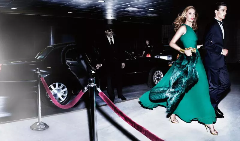 Karmen Pedaru ma Shu Pei e fiafia i le olaga i le po mo Michael Kors' Holiday 2012 Campaign saunia e Mario Testino