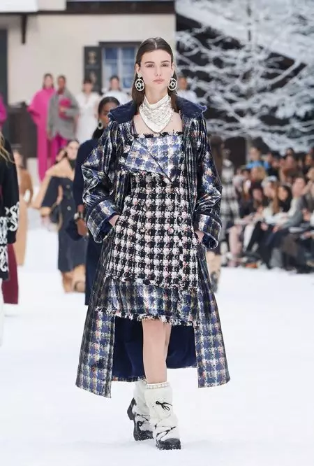 Chanel သည် ဆောင်းဦး 2019 အတွက် Lagerfeld အား ဂုဏ်ပြုပေးပါသည်။