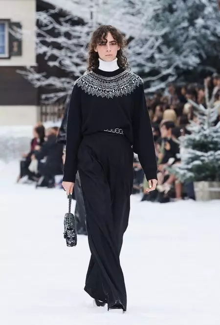 Chanel îi aduce un omagiu lui Lagerfeld pentru toamna 2019