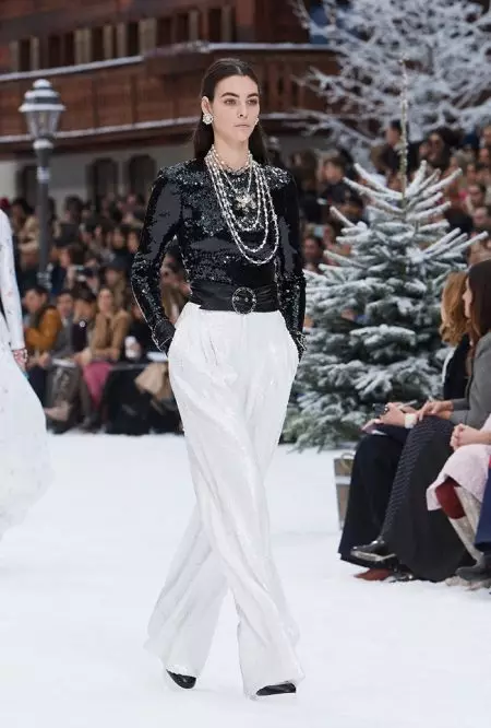 Chanel brengt hulde aan Lagerfeld voor herfst 2019