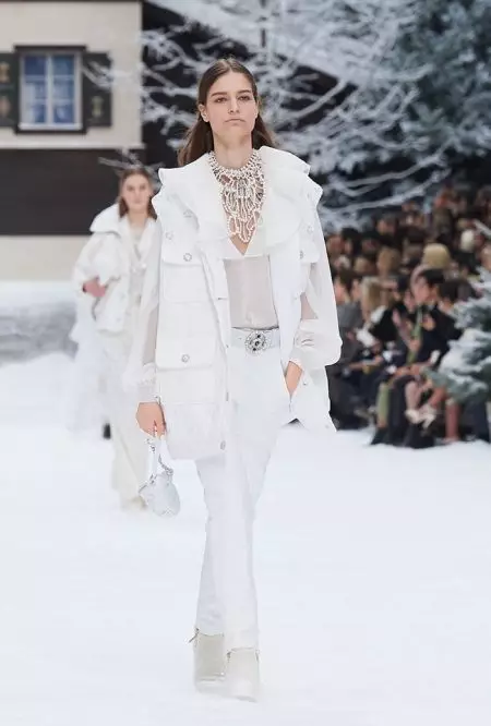 Chanel သည် ဆောင်းဦး 2019 အတွက် Lagerfeld အား ဂုဏ်ပြုပေးပါသည်။