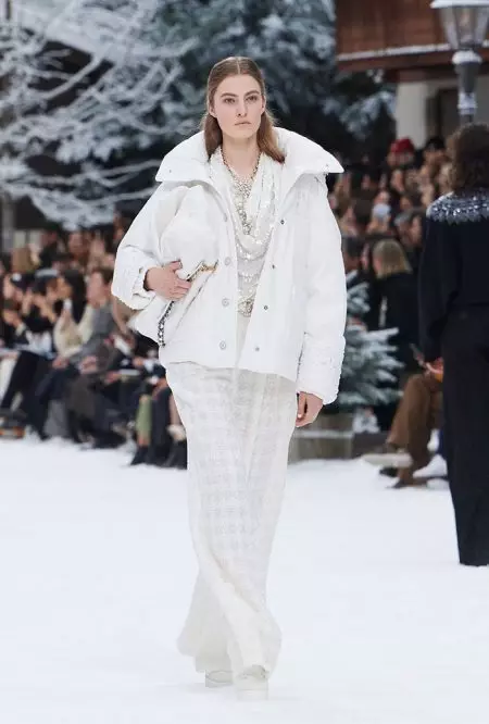 Chanel îi aduce un omagiu lui Lagerfeld pentru toamna 2019