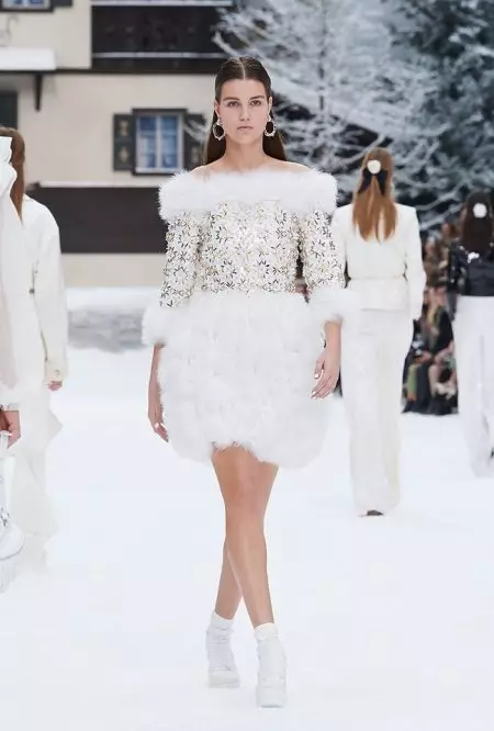 Tugann Chanel ómós do Lagerfeld le haghaidh Fall 2019