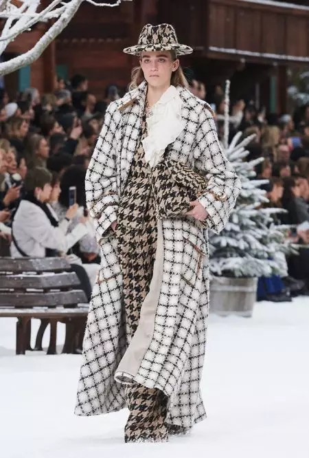 Chanel отдает дань уважения Лагерфельду осенью 2019 года