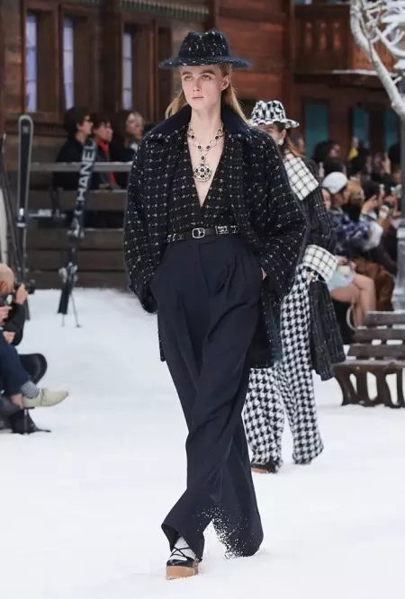 Chanel သည် ဆောင်းဦး 2019 အတွက် Lagerfeld အား ဂုဏ်ပြုပေးပါသည်။