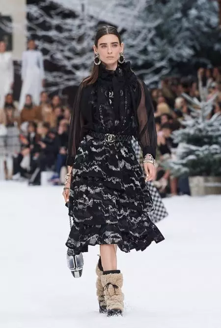 Chanel bring hulde aan Lagerfeld vir herfs 2019