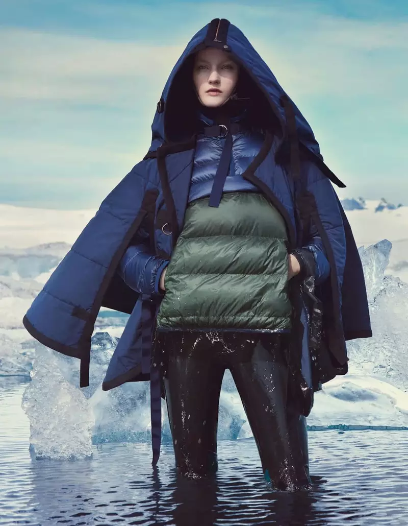 Το μοντέλο ποζάρει με puffer jackets για την εξάπλωση της μόδας