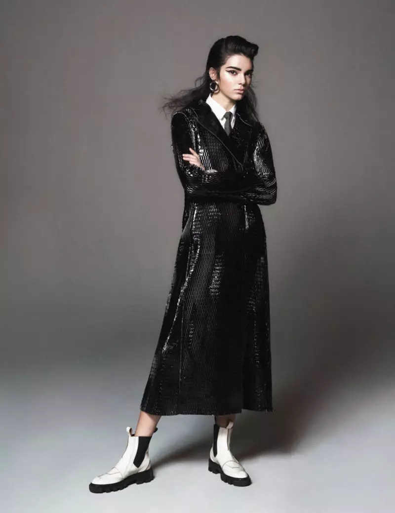 Kendall 為 Dior 漆皮外套造型