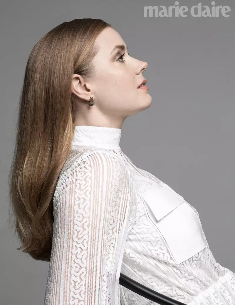 Amy Adams di koma lace spî de pozê dike