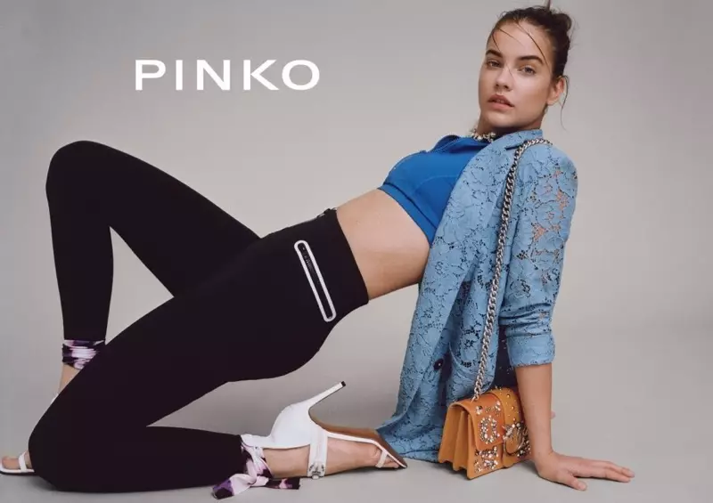 Barbara Palvin di kampanyaya bihar-havîna 2018-an a Pinko de xuya dike.