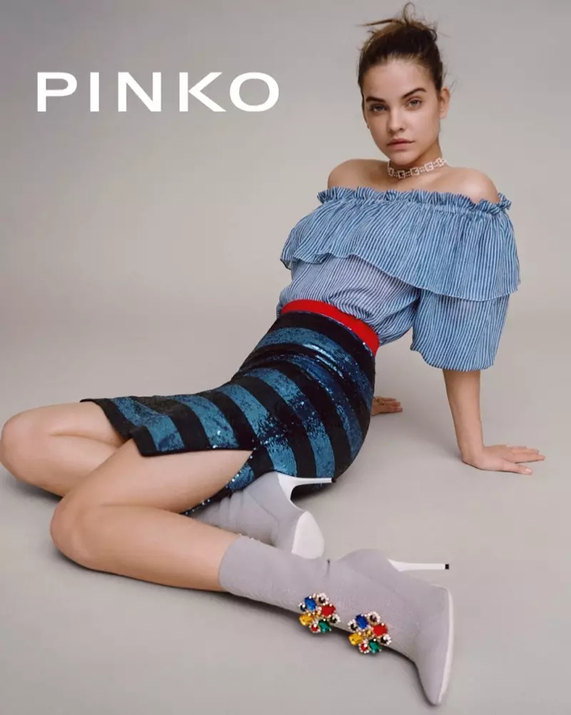 Palvin Barbara váll nélküli felsőt modellez a Pinko 2018-as tavaszi-nyári kampányában