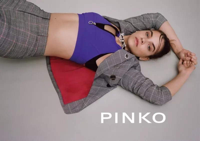 In ôfbylding fan Pinko's maitiid fan 2018 reklamekampanje mei Barbara Palvin yn 'e haadrol