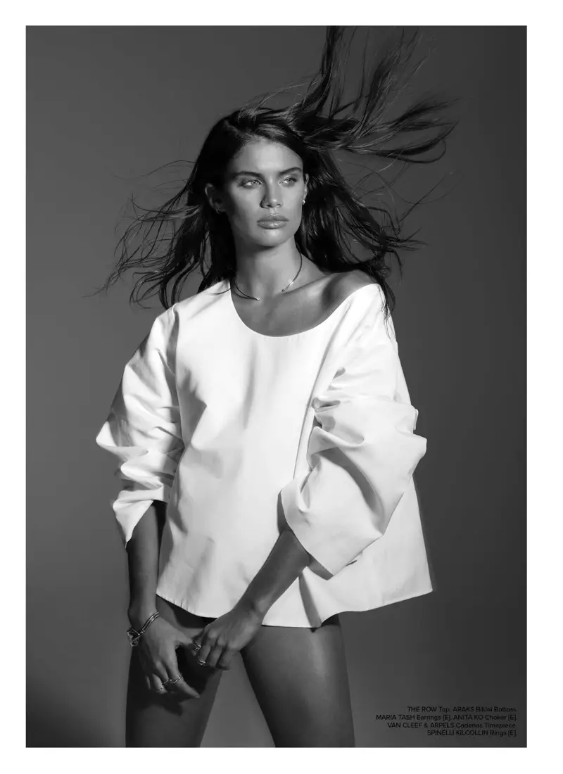 Fotografiada en branco e negro, Sara Sampaio modela un top The Row e un pantalón de bikini Araks