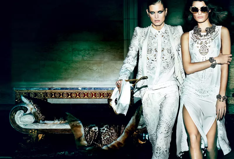 Roberto Cavalli ropt Isabeli Fontana, Malgosia Bela en Sui He yn foar har Spring 2013 Campaign troch Mario Testino