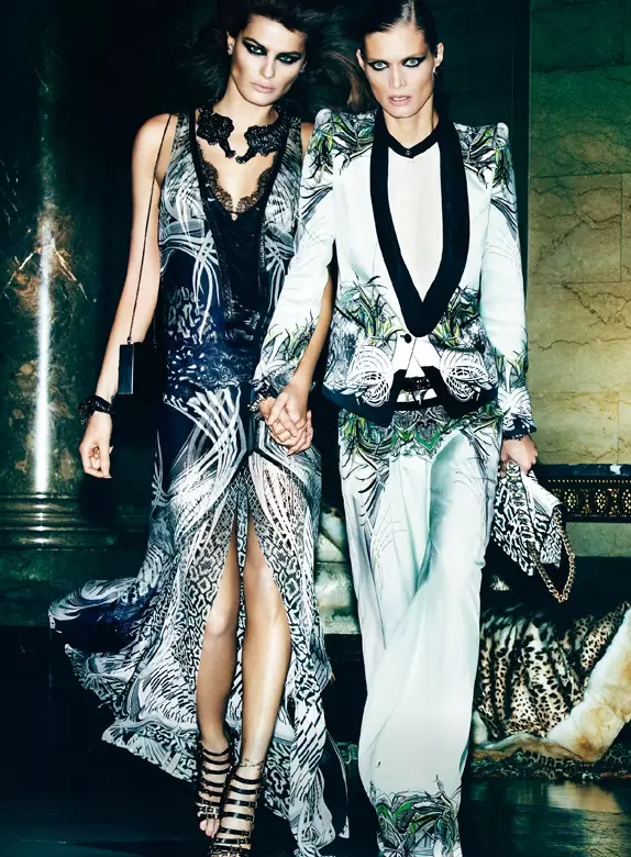 Roberto Cavalli သည် Mario Testino မှ ၎င်း၏ Spring 2013 ကမ်ပိန်းအတွက် Isabeli Fontana၊ Malgosia Bela နှင့် Sui He ကို စာရင်းသွင်းခဲ့သည်။