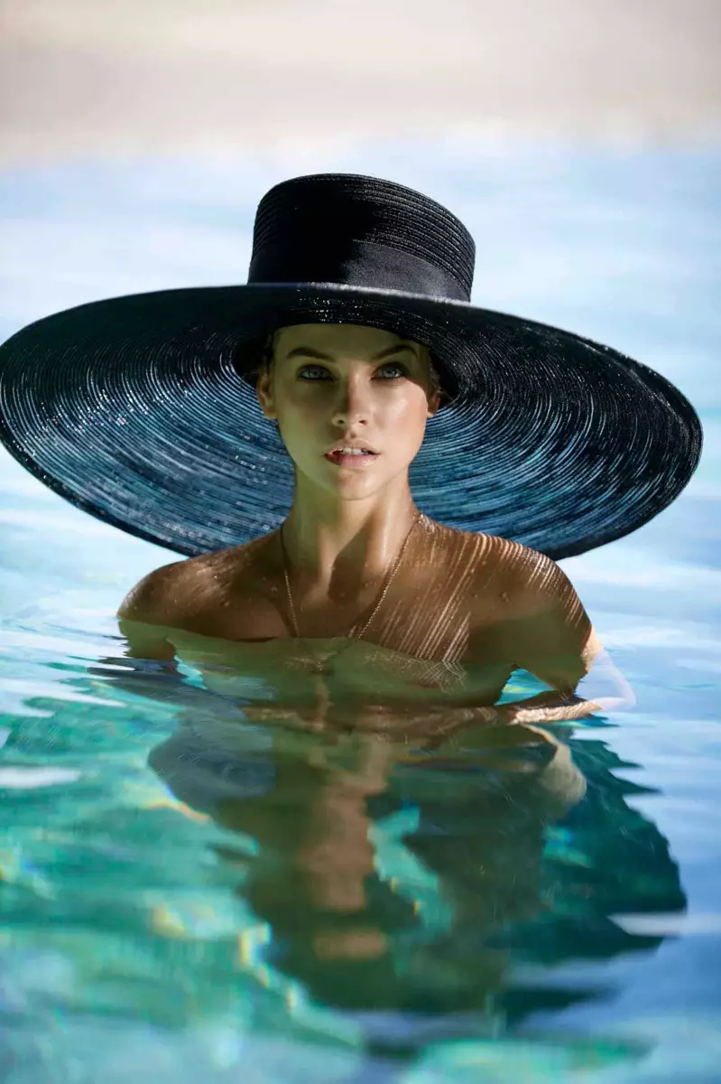 Baseine pozuojanti Barbara Palvin dėvi plačiabrylę skrybėlę nuo saulės