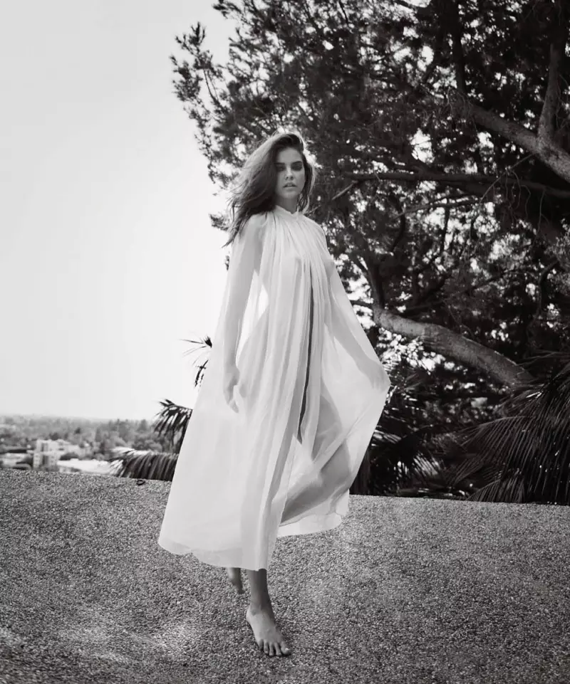 Model Barbara Palvin draagt pure witte jurk