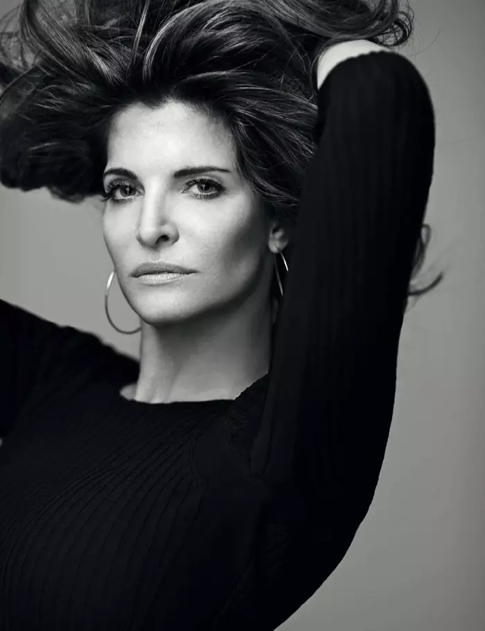 Stephanie Seymour ได้โคลสอัพของเธอในช็อตขาวดำ