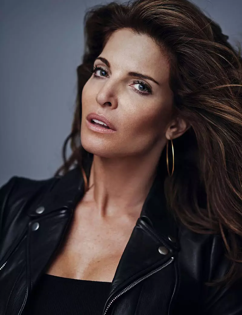 Stephanie Seymour memakai anting-anting gelung emas dengan jaket kulit