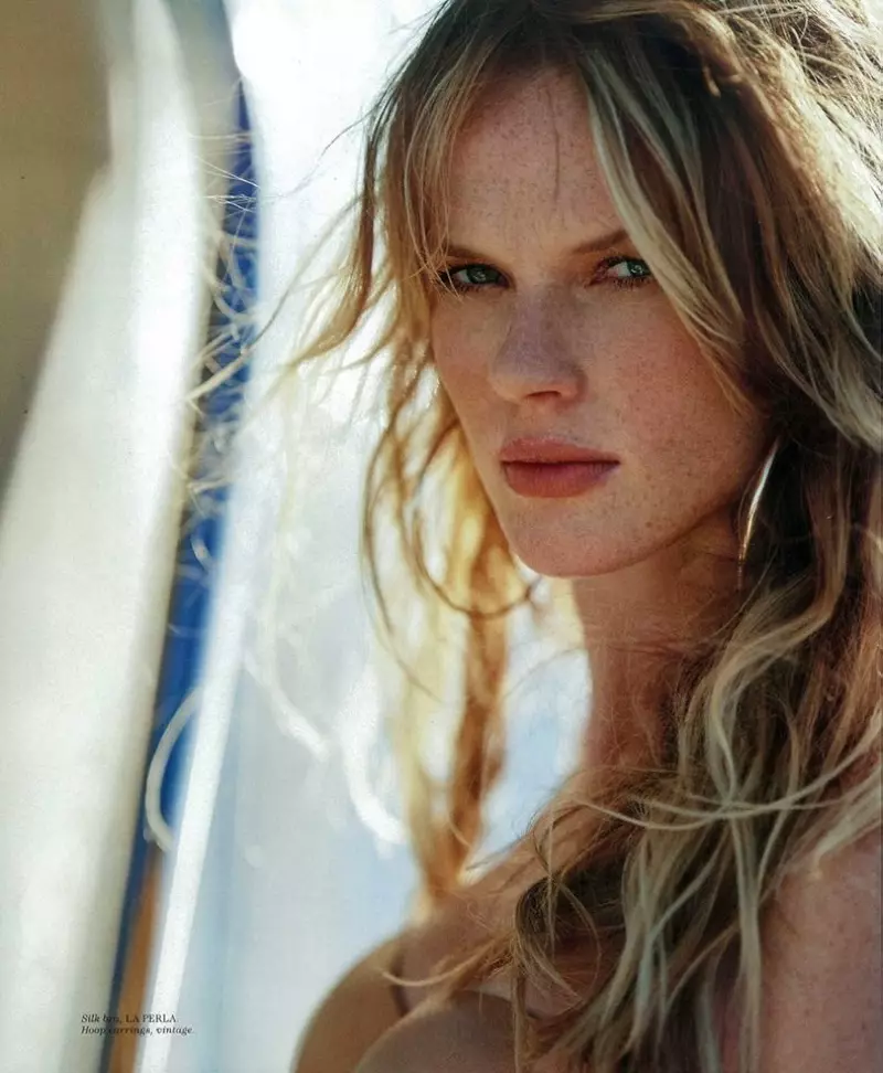 Anne Vyalitsyna tieħu l-closeup tagħha, liebes it-tresses tagħha f'mewġ tousled