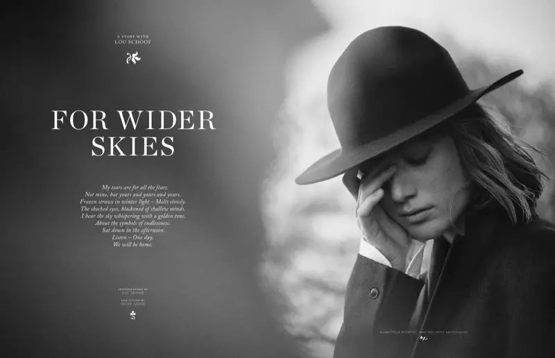 Fotograferet i sort og hvid, modellerer Lou Schoof Stella McCartney blazer, Paul Smith skjorte og Borsalino hat