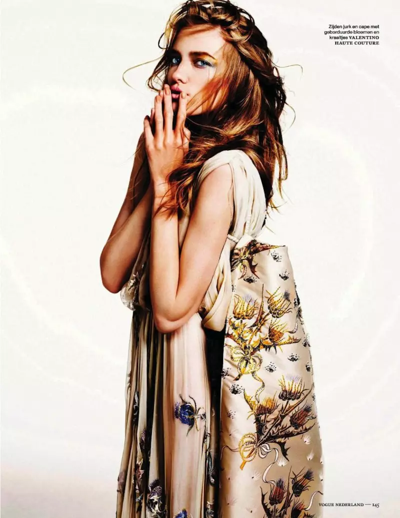 Binuksan ni Vlada Roslyakova ang Mga Koleksyon ng Haute Couture para sa Vogue Netherlands noong Setyembre 2012