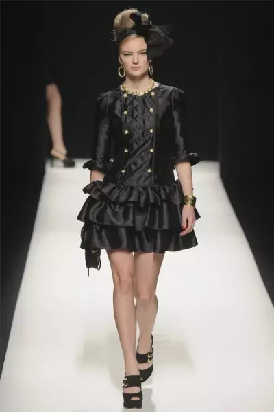 Musim Gugur Moschino 2012 | Pekan Mode Milan