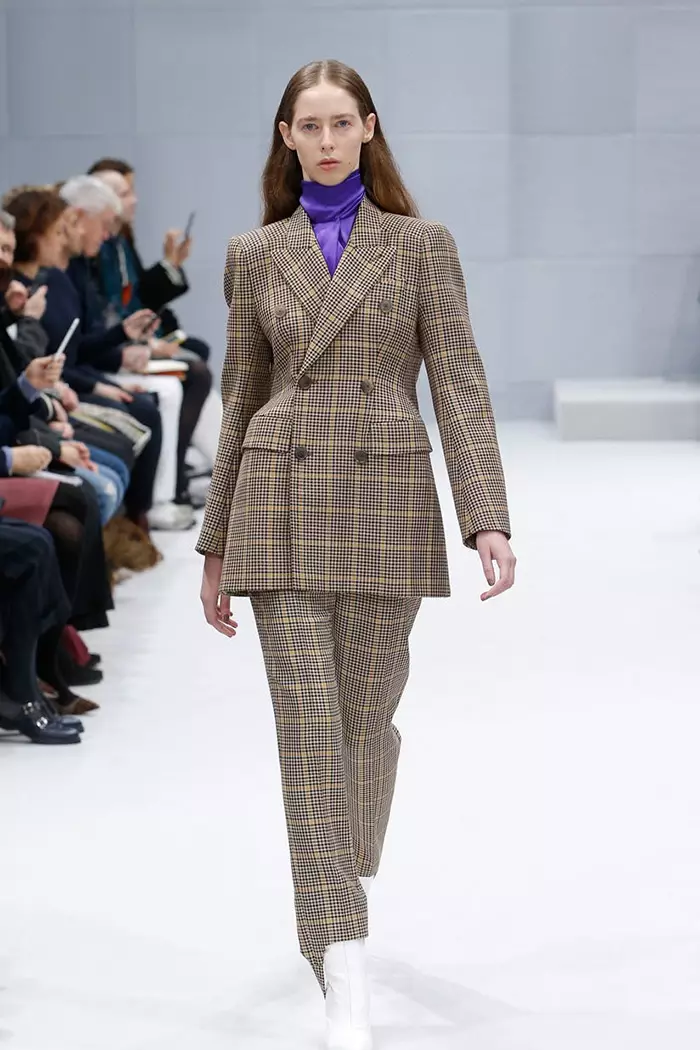 Usa ka modelo ang naglakaw sa runway sa Balenciaga's fall-winter 2016 show nga nagsul-ob og plaid jacket ug karsones