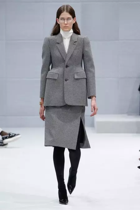 Balenciaga Fall 2016 | Paris Fashion Week