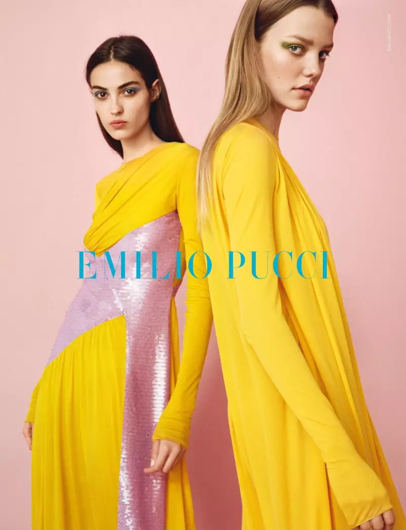 Emilio Pucci کی بہار-موسم گرما 2017 کی مہم میں جلی رنگوں نے دل موہ لیا۔
