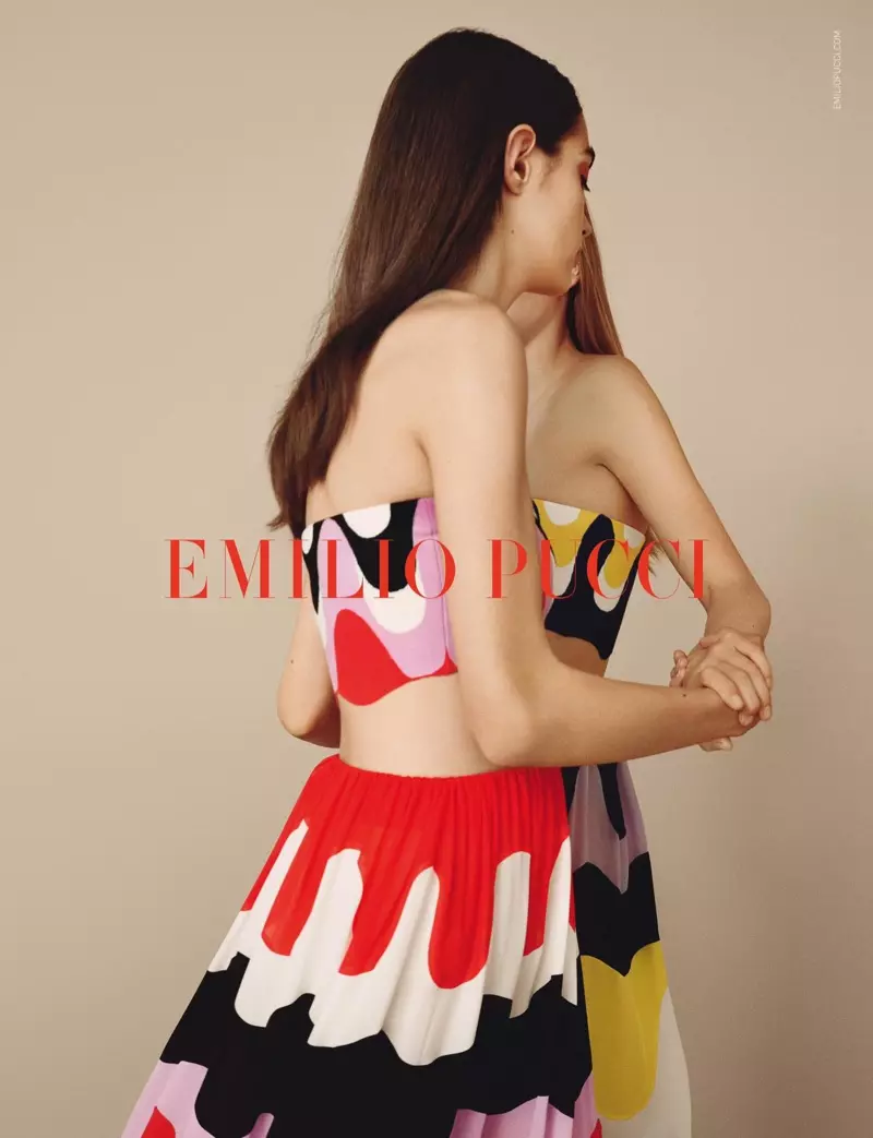 Korte tops en lange rokken zijn te zien in de lente-zomercampagne van Emilio Pucci in 2017