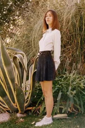 Gia Coppola usa zapatillas de deporte de medios mixtos na campaña Rodarte x Superga