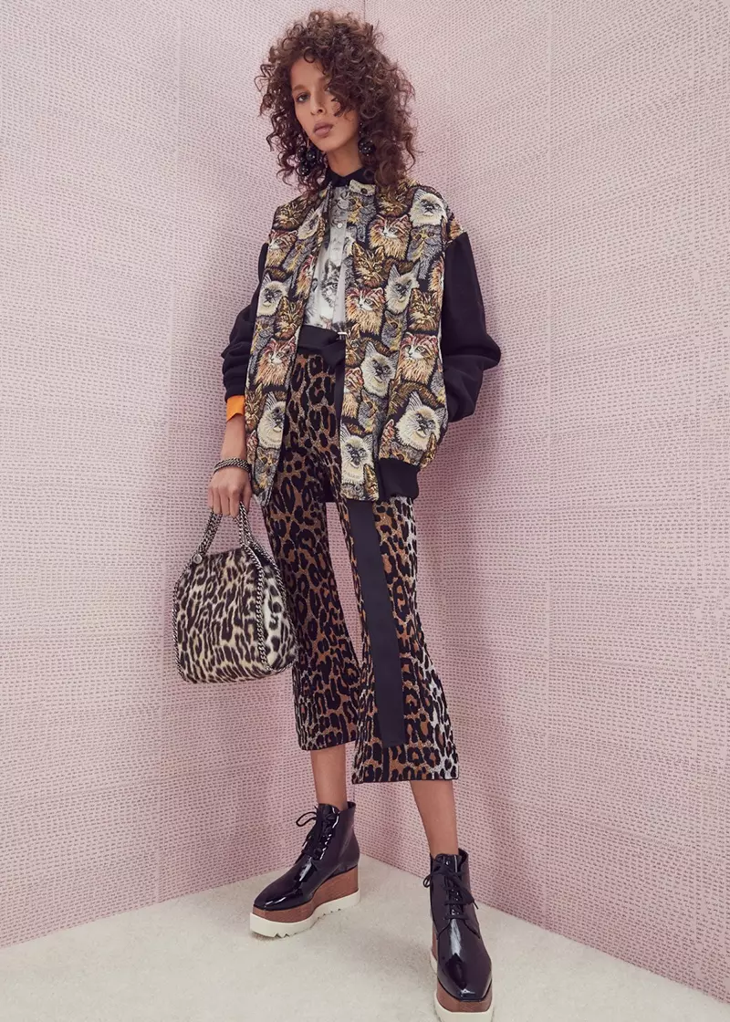 Bomber Bordir Kucing Stella McCartney, Blus Cetak Kucing, Celana Cheetah, Tas Bella Leopard Mini lan Boots Platform Elyse; Marni Resin Anting lan Sabuk