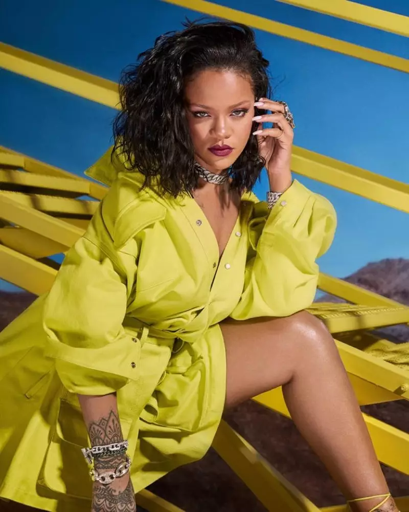 Klædt i grønt står Rihanna foran Fenty Beauty Pro Filt'r Hydrating Foundation-kampagnen