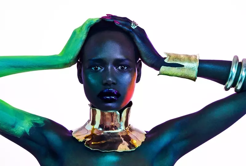 Ajak Deng Vogue Portugal uchun hashamatli zargarlik buyumlarida ko'zni qamashtirmoqda