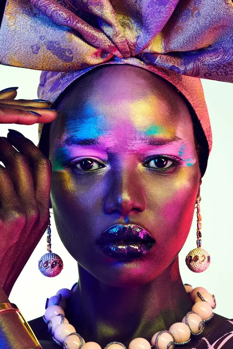 Ο Ajak Deng Dazzles με Luxe Jewels για τη Vogue Portugal