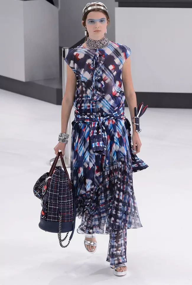 Um look da coleção primavera 2016 da Chanel