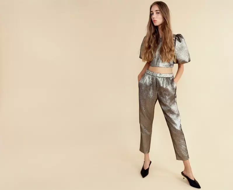 Top Zara Shiny con maniche lunghe, pantaloni in jacquard lucido e sabot con tacco a spillo