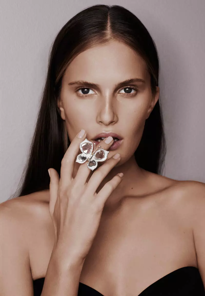 Alla Kostromichova Fronts Saqqara Jewelry Campaign troch Kate Martin